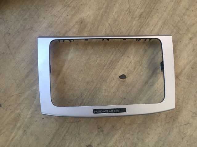 Volkswagen Passat 2006-2013  Çıkma Yedek Krom Teyp Çerçevesi